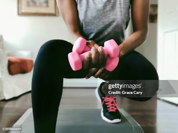 woman works out at home - step foto e immagini stock
