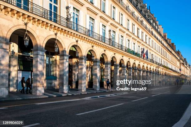 parís : rue de rivoli durante la segunda ola y segundo bloqueo del coronavirus en otoño de 2020 - rue de rivoli fotografías e imágenes de stock