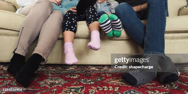 het is geen thuis totdat je er liefde aan toevoegt. - girls in socks stockfoto's en -beelden