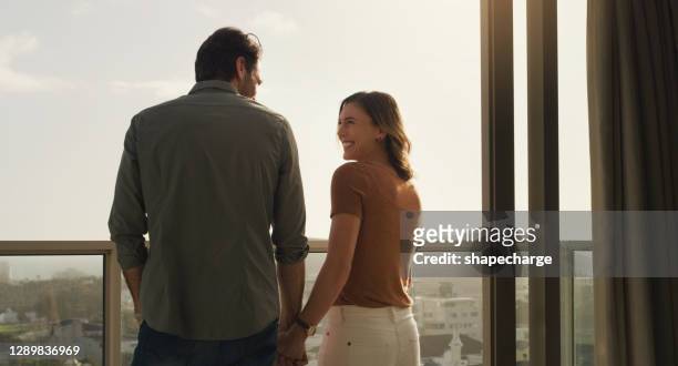 ontspanning inspireert romantiek - balcony stockfoto's en -beelden