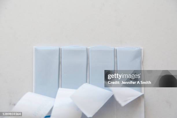 reusable adhesive - wiederverwendbarer klebstoff stock-fotos und bilder