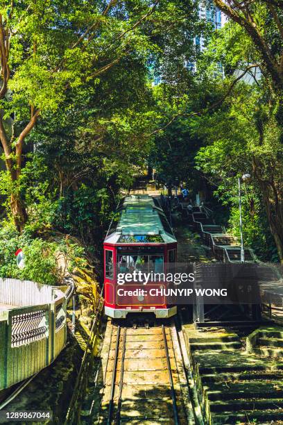 turistspårvagn vid victoria peak i hong kong-ön - hong kong island bildbanksfoton och bilder