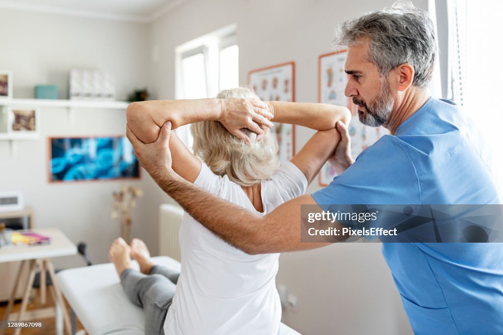 Idosa que tem sessão de fisioterapia