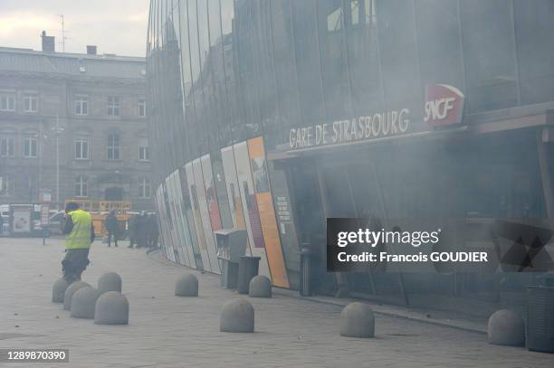 Manifestation des "Gilets jaunes" acte XII, gaz lacrymogène devant la gare de Strasbourg bouclée par les forces de l'ordre le 2 février 2019, France