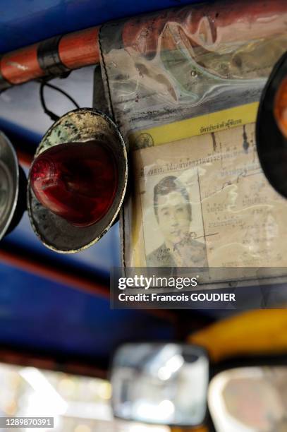 Carte d'identité suspendue d'un conducteur de tuk-tuk à Bangkok le 5 février 2009, Thaïlande