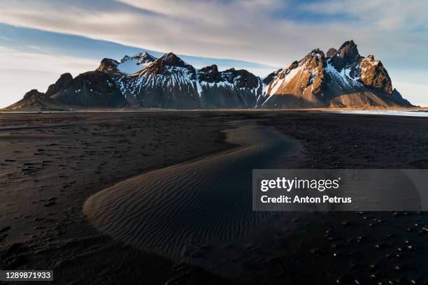 sunset at vestrahorn mountain and stokksnes beach. iceland - black sand iceland stock-fotos und bilder