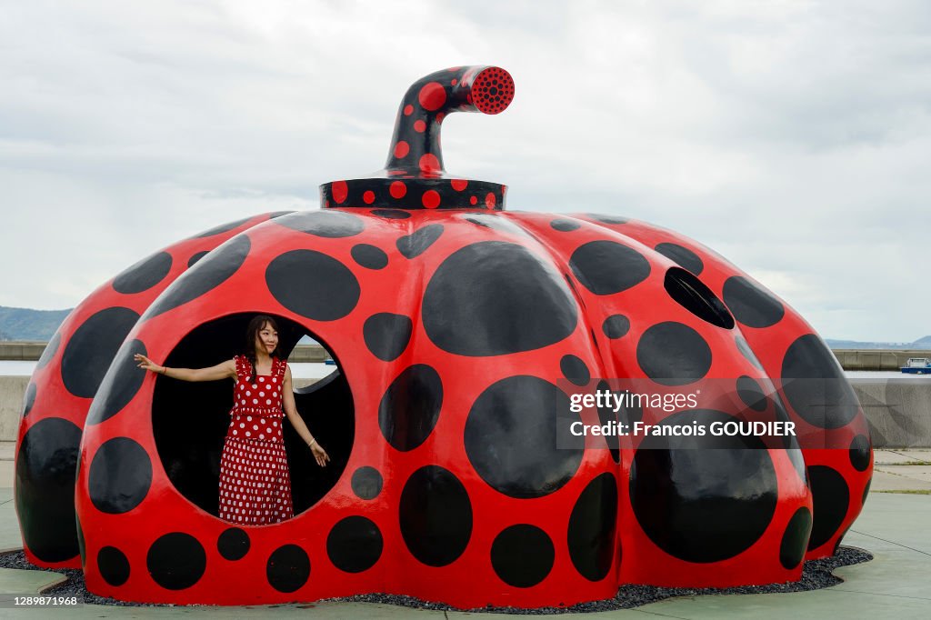Jeune femme dans l'installation de l'oeuvre "Pumpkin"