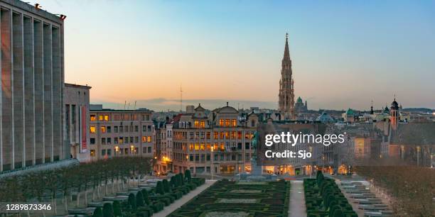 coucher de soleil au-dessus du centre-ville de bruxelles vu de la colline de mont des arts - grand-place-de-bruxelles photos et images de collection