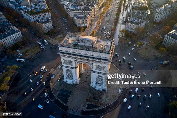 france, paris, place charles de gaulle or de l'etoile, and the arc of triomphe - avenue champs élysées stockfoto's en -beelden