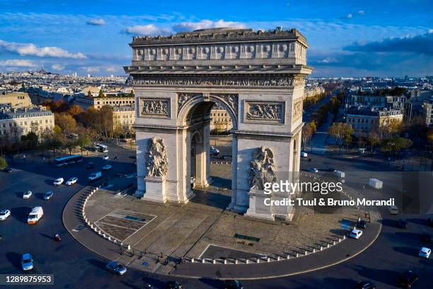 france, paris, place charles de gaulle or de l'etoile, and the arc of triomphe - arc de triomphe aerial view stockfoto's en -beelden