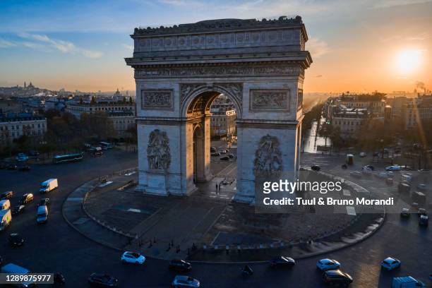 france, paris, place charles de gaulle or de l'etoile, and the arc of triomphe - luogo d'interesse internazionale foto e immagini stock