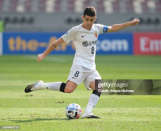 Oscar of Shanghai SIPG crosses the ball during the AFC Champions League Round of 16 match between Vissel Kobe and Shanghai SIPG at the Khalifa...