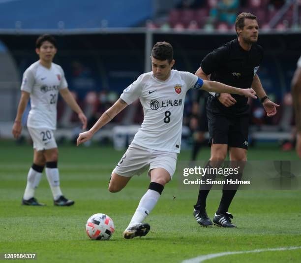 Oscar of Shanghai SIPG shoots from a free kick during the AFC Champions League Round of 16 match between Vissel Kobe and Shanghai SIPG at the Khalifa...