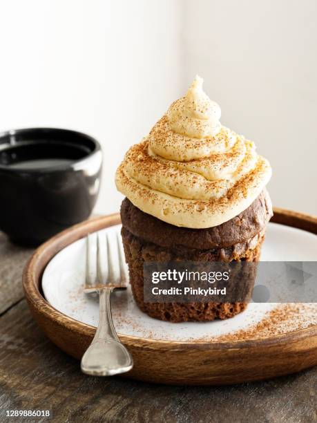 cupcake al cioccolato con crema, gustosi cupcake con ganache, muffin, brownie, - cupcake foto e immagini stock