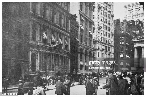 ilustraciones, imágenes clip art, dibujos animados e iconos de stock de edificios del distrito financiero de nueva york: el "curb" fuera del mercado - evolution history
