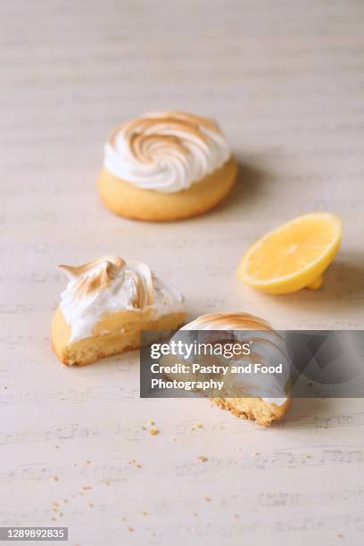 lemon cookies with italian meringue - burnt cookies stock-fotos und bilder