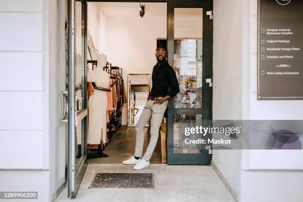Storefront Portrait Storefront Exterior Glass Photos and Premium High Res Pictures - Getty ...
