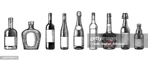 stockillustraties, clipart, cartoons en iconen met reeks vectortekeningen van flessen - wijnfles