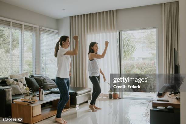 online aerobic tanzen zu hause mit freund - fernseher tanzen home stock-fotos und bilder