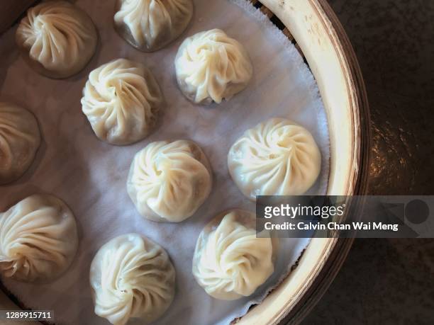 chinese xiao long bao or steamed dumplings - kloß stock-fotos und bilder
