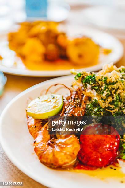 kapstadt haute cuisine - tigergarnelen mit gebratenem kale - tigerkrevette stock-fotos und bilder