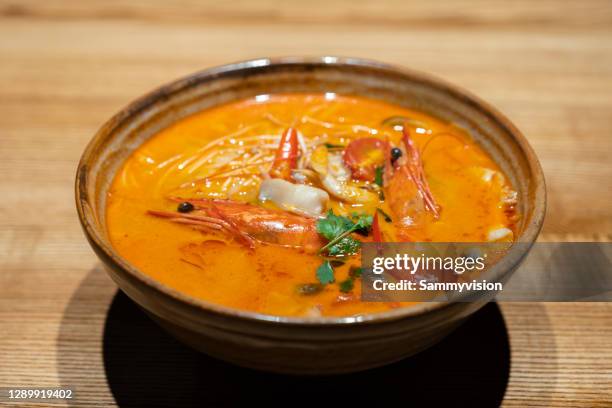 close-up of tom yum soup - tom yum suppe stock-fotos und bilder