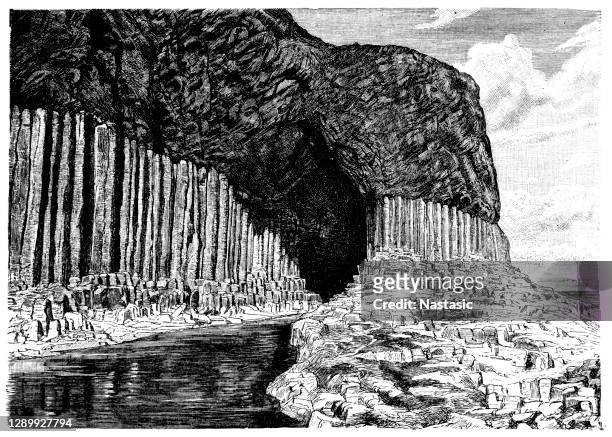 illustrations, cliparts, dessins animés et icônes de fingal’s cave est une grotte marine sur l’île inhabitée de staffa, dans les hébrides intérieures d’écosse, connue pour son acoustique naturelle - irlande paysage