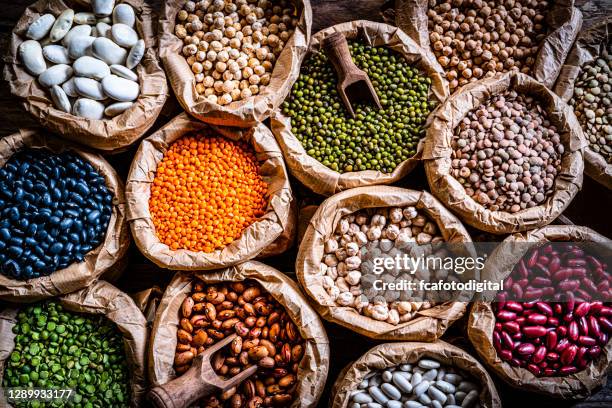 große auswahl an getrockneten bohnen und hülsenfrüchten von oben geschossen - dry vegetables stock-fotos und bilder