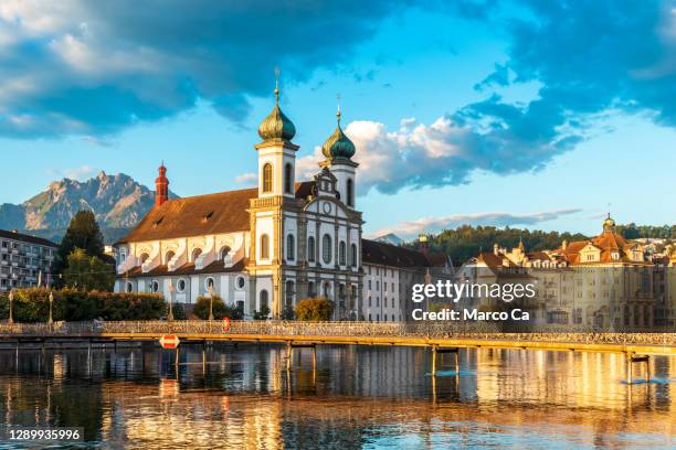 blick auf die jesuitenkirche st. franz xaver und stadtansicht luzernbeiland bei sonnenaufgang - jesuit stock-fotos und bilder