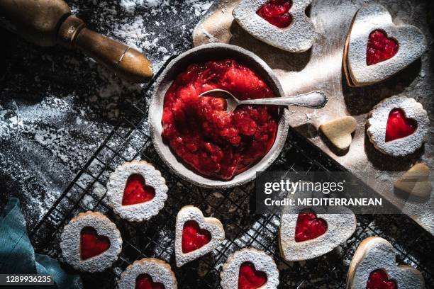 lincer kekse kekse lebensmittelzubereitung mit erdbeermarmelade hausgemacht - linzertorte stock-fotos und bilder