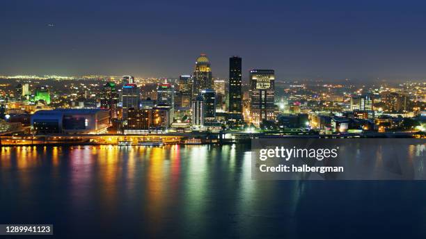 louisville en night reflecting en ohio river - louisville kentucky fotografías e imágenes de stock