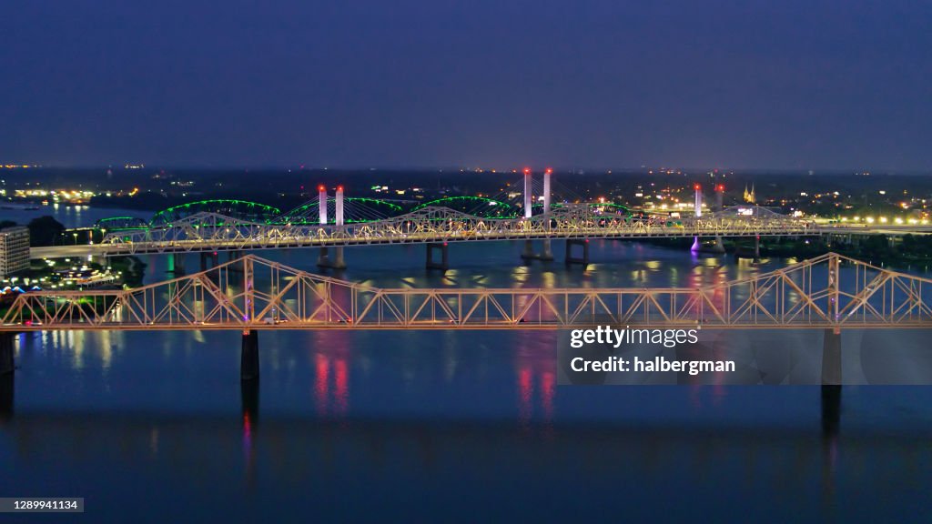 Ohio River Bridges nach Louisville Lit Up at Night