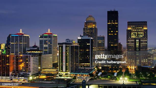 luchtfoto van downtown louisville skyline 's nachts - louisville stockfoto's en -beelden