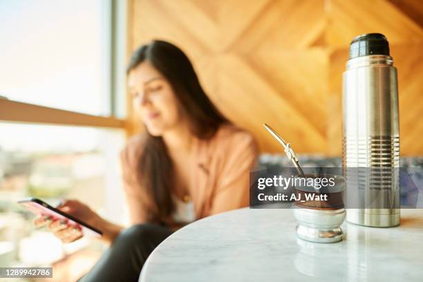 pajita reutilizable y taza sentada en una mesa de café - yerba mate fotografías e imágenes de stock