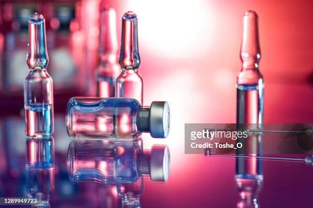 nahaufnahme der spritze im labor - grippe-schuss und covid-19-impfstoff - lagerfoto - ampoule stock-fotos und bilder