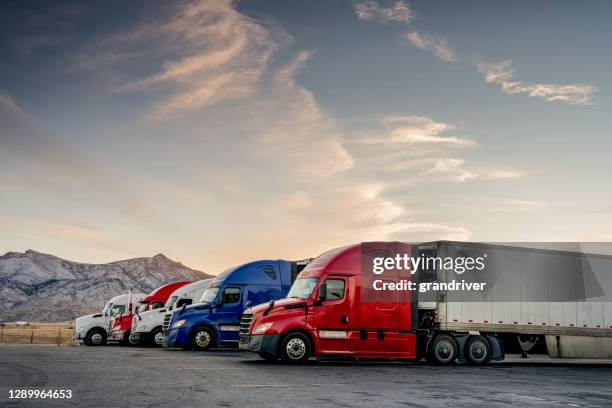 rood wit en blauw geparkeerde vrachtwagens die bij een einde van de vrachtwagen worden opgesteld - konvooi stockfoto's en -beelden