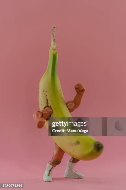 raw banana with arms and legs doing a fighting pose - banana split fotografías e imágenes de stock