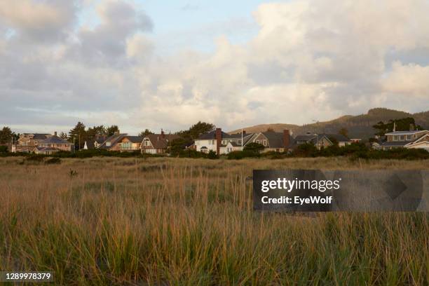 low angle shot at dusk of the coastline in seaside oregon. - small town america stock-fotos und bilder