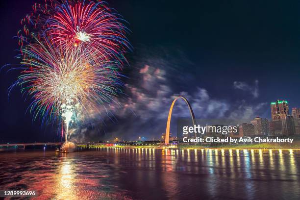 fireworks over the famous monument of gateway arch in missouri with st louis skyline and mississippi river, missouri, usa - missouri skyline stock pictures, royalty-free photos & images