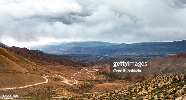 het landschap van humahuaca - salta provincie stockfoto's en -beelden