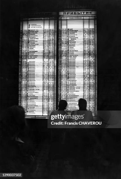 Panneau d'affichage des départs dans un hall de la gare de Moscou, en août 1995, Russie.