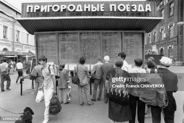 Panneau d'affichage des départs devant la gare de Moscou, en août 1995, Russie.