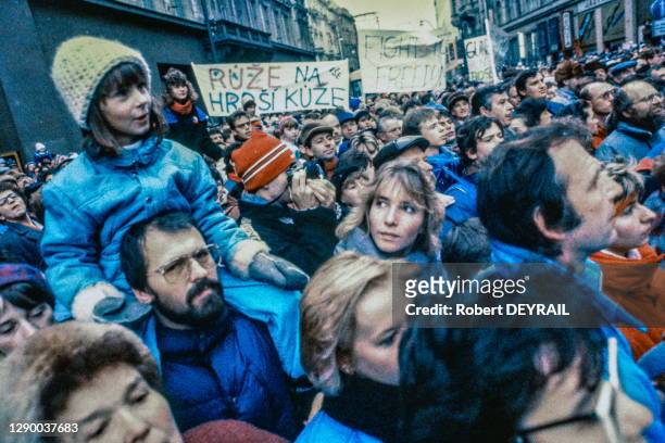 Manifestation place Venceslas lors de la "Révolution de Velours", le 27 novembre 1989 à Prague, Tchécoslovaquie.