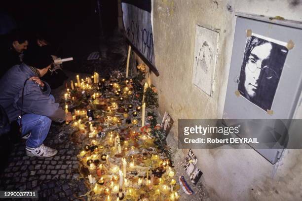 Bougies célébrant l'anniversaire de la mort de John Lennon lors de la "Révolution de Velours", le 21 novembre 1989 à Prague, Tchécoslovaquie.