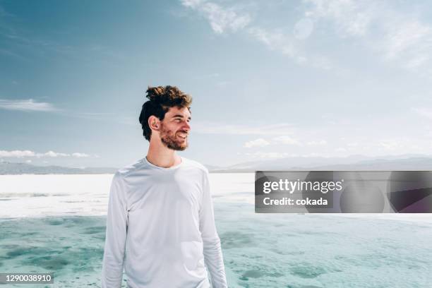 mann bei salinas grandes - jujuy - argentinien - provinz jujuy stock-fotos und bilder