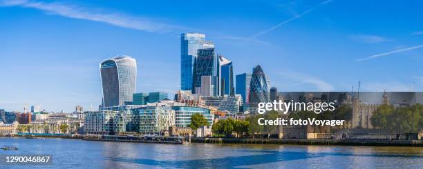 city of london wolkenkratzer mit blick auf thames embankment am tower panorama - views of london from the shard tower stock-fotos und bilder