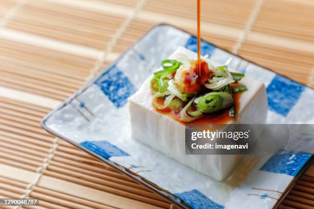 hiyayakko, cooled tofu with condiments, japanese food - hiyayakko fotografías e imágenes de stock