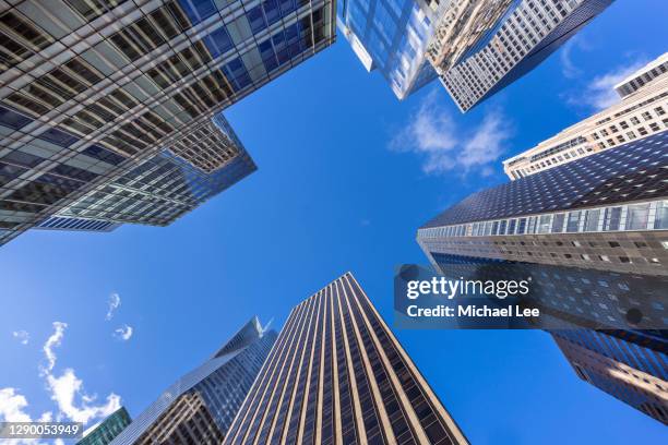 midtown manhattan skyscrapers - new york - sixth avenue stockfoto's en -beelden