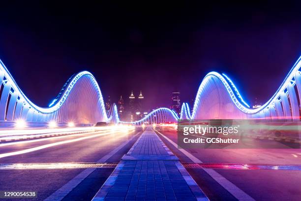 modern dubai bridges - growth and development - dubai bridge stock pictures, royalty-free photos & images