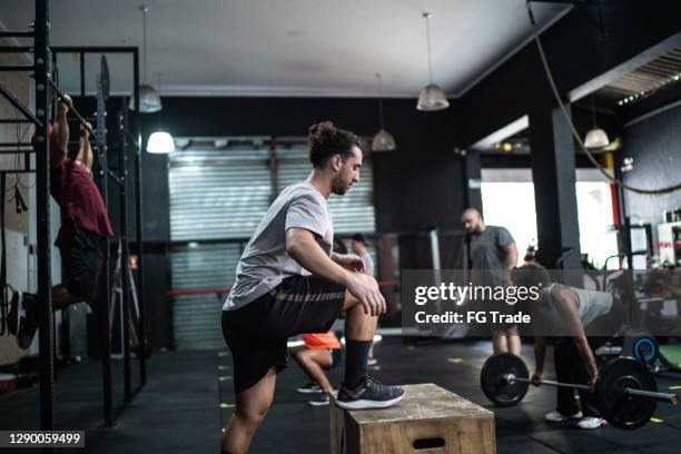 side view of a young man doing exercise in a gym - escada objeto manufaturado imagens e fotografias de stock